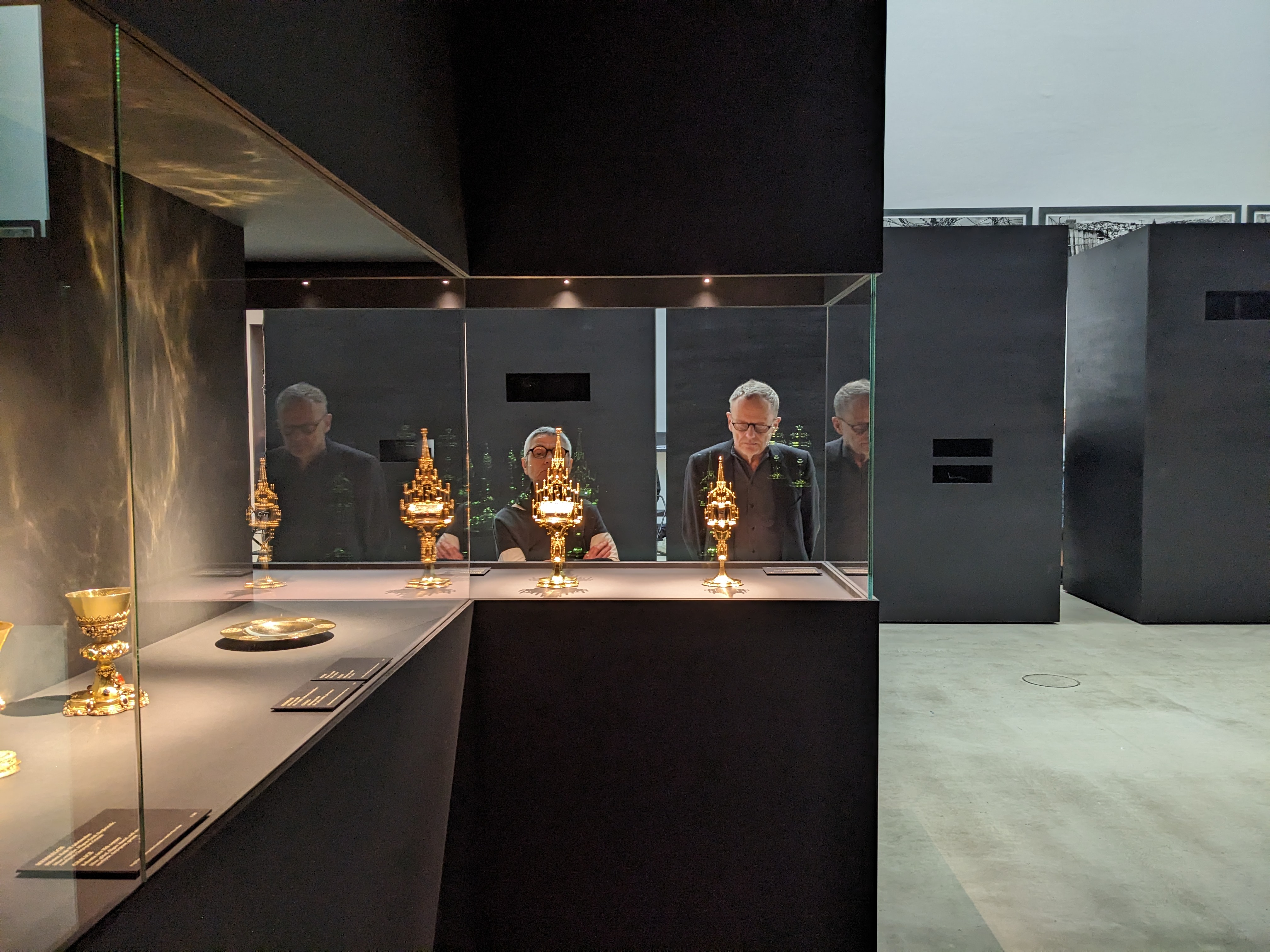 Fragmenty paměti Poklad katedrály sv. Víta v Praze v dialogu s Edmundem de Waalem, Josefem Koudelkou a Julianem Rosefeldtem