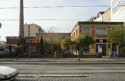 Rekonstrukce střechy a vestavba dvou půdních bytů v bývalé továrně Adolfa R. Pleskota, Praha Holešovice