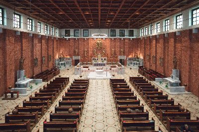 Nový oltář v Kostel Nejsvětějšího Srdce Páně