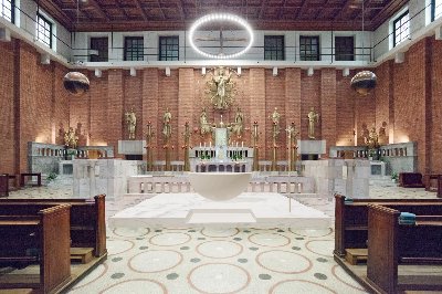 Nový oltář v Kostel Nejsvětějšího Srdce Páně