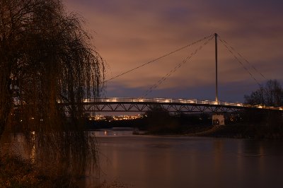 Ocelová lávka sv. Petra a Pavla pro pěší a cyklisty přes řeku Berounku v Radotíně 