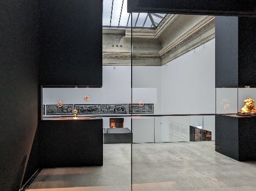 Fragmenty paměti Poklad katedrály sv. Víta v Praze v dialogu s Edmundem de Waalem, Josefem Koudelkou a Julianem Rosefeldtem